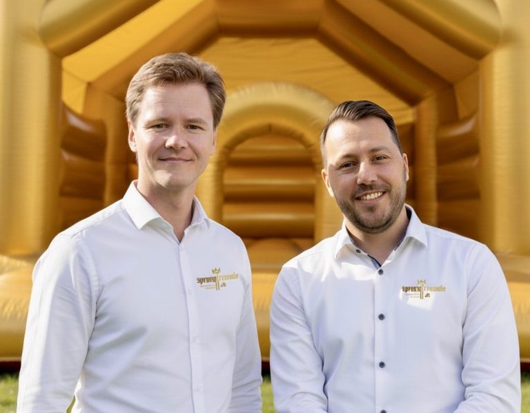 Logo der Sprungfreunde mit goldener Schrift auf hellem Hintergrund.