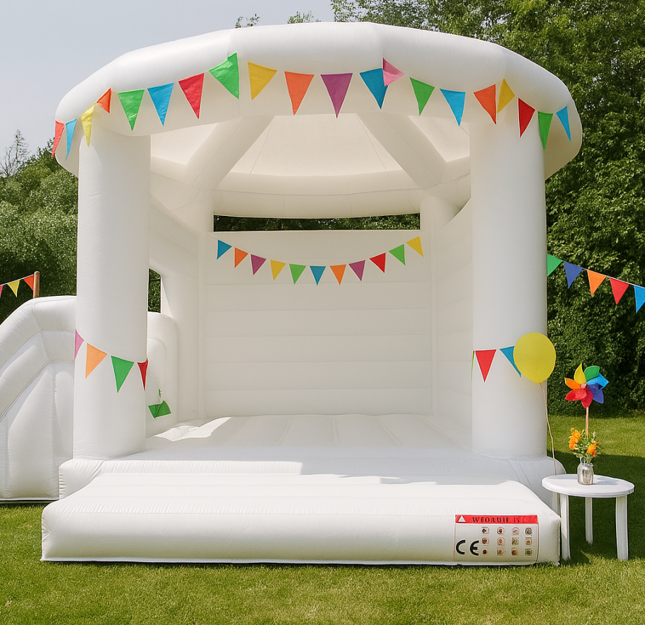 Goldene Hüpfburg mit Rutsche, umgeben von Grünflächen und einem Pool.